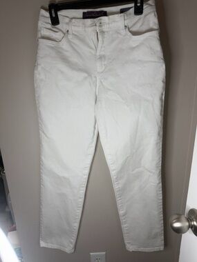 Gloria Vanderbilt White 5 pocket Amanda Straight Leg Jeans with sparkles on back